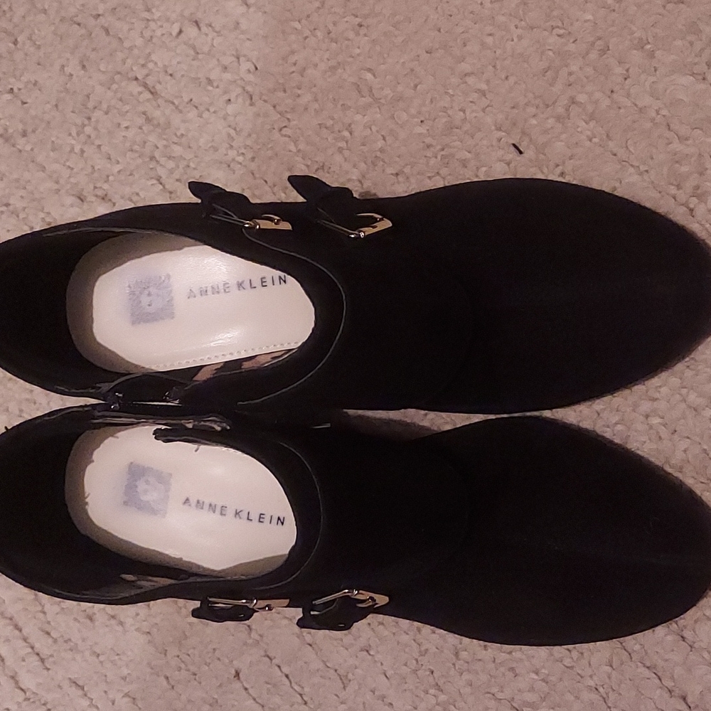 Black Anna klein ( I flex) ankle booties